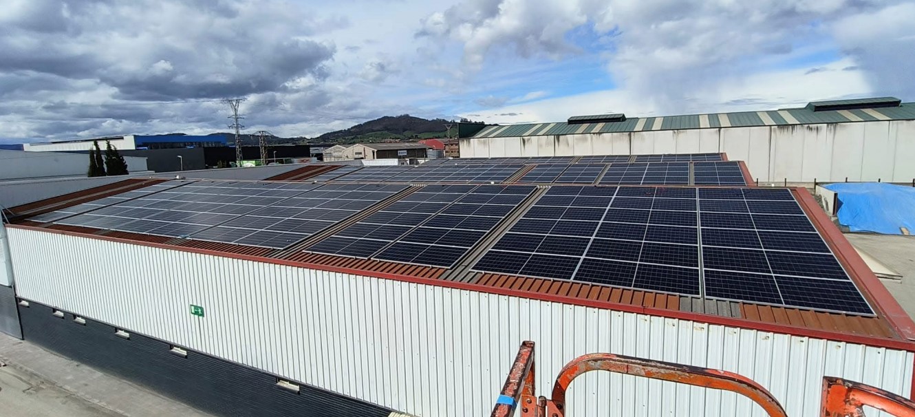Instalación de autoconsumo solar fotovoltaico de 130 kWp en Llanera