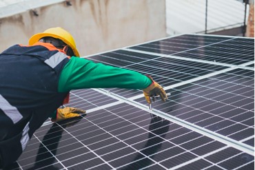 Ahorra combinando aerotermia con paneles solares 