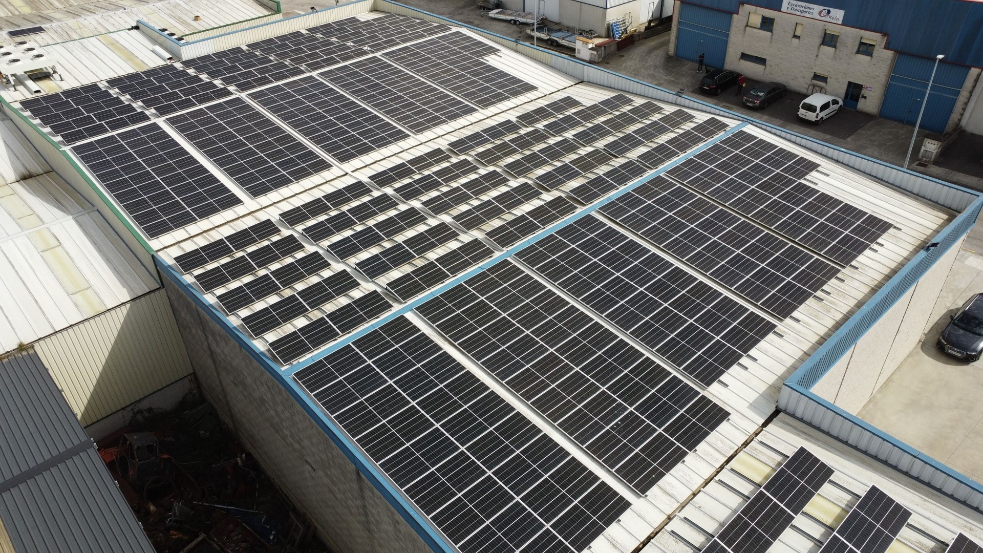 Instalación solar fotovoltaica de 151 + 25.3 kWp sobre cubierta en Asturias