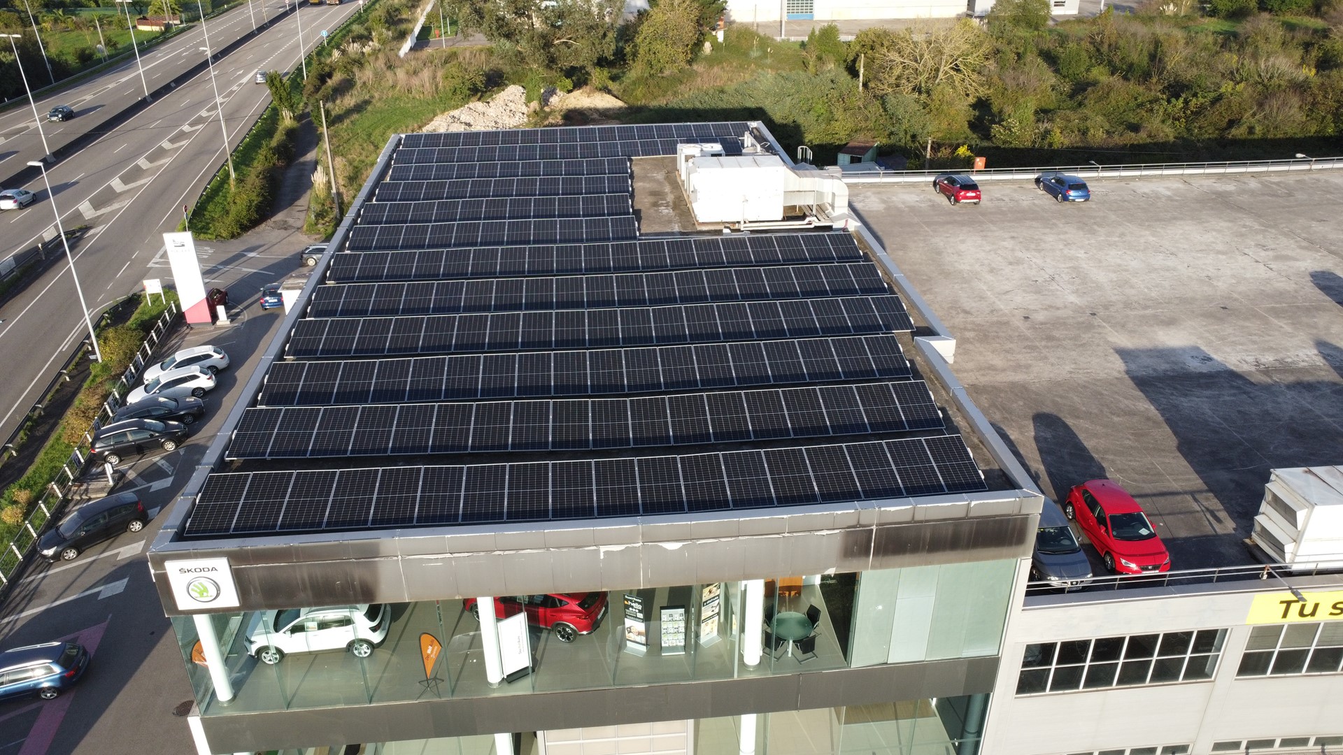 Instalación de paneles solares en Gijón: 104 kWp de paneles solares en concesionario