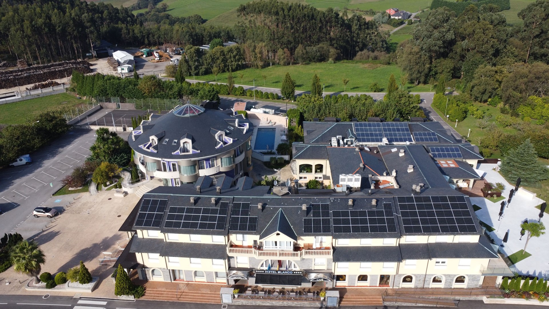Instalación solar fotovoltaica en Navia: paneles solares en el Hotel Blanco