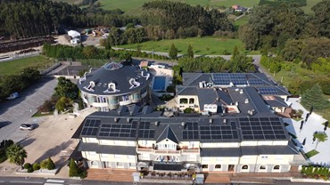 Instalación solar fotovoltaica en Navia: paneles solares en el Hotel Blanco