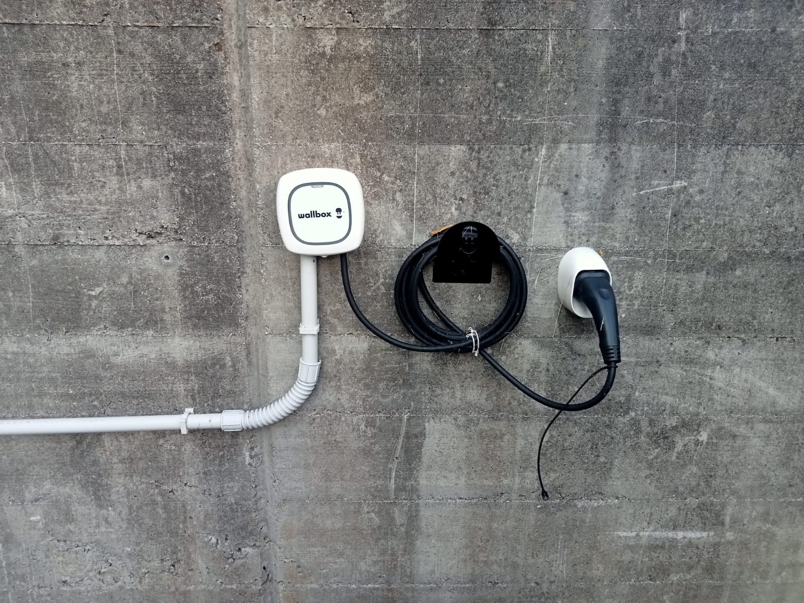 Instalación de cargador de vehículo eléctrico en empresa