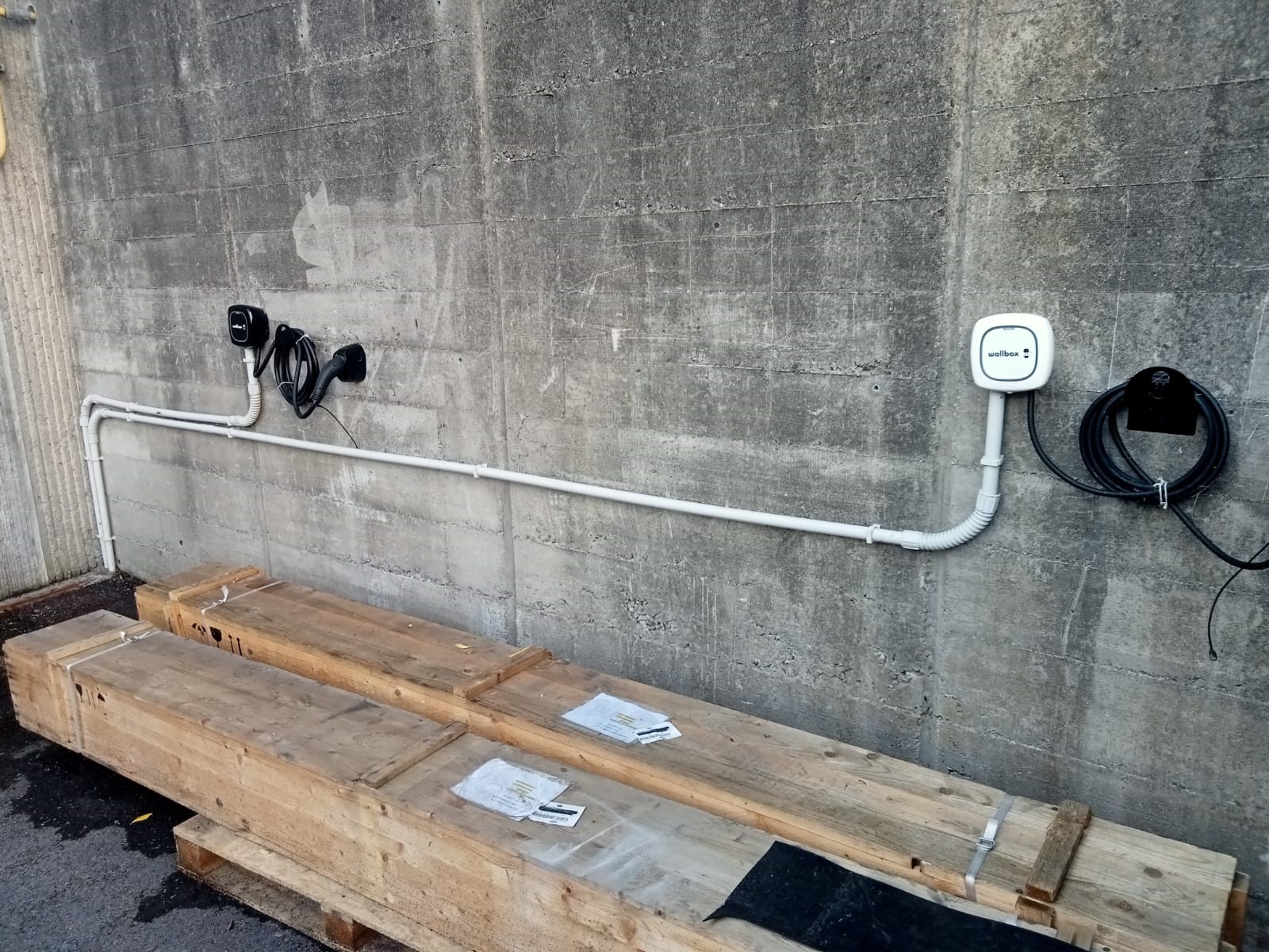 Instalación de cargadores de vehículo eléctrico en empresa en Llanera